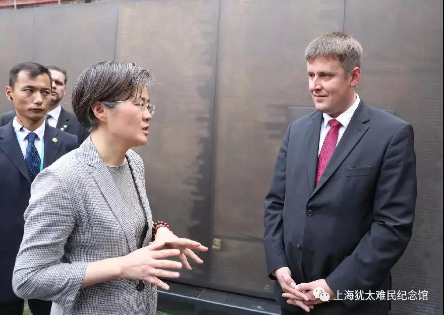 捷克共和国外交部长佩特日切克访问上海犹太难民纪念馆