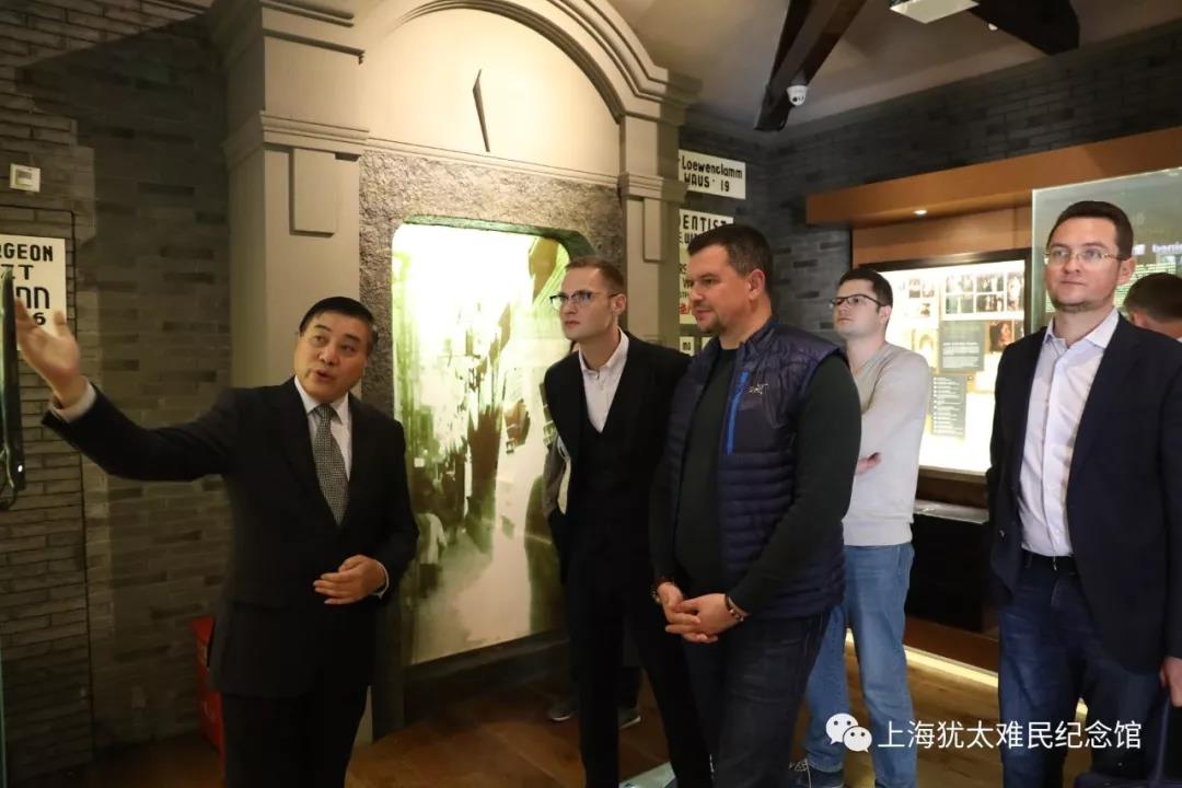 俄罗斯联邦政府副总理阿基莫夫参观上海犹太难民纪念馆